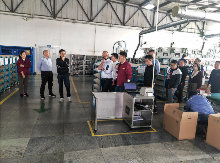 在潤達(dá)工廠，千里行集團(tuán)董事長任欽武與上海分公司負(fù)責(zé)人Wilson向迪卡儂團(tuán)隊(duì)全面介紹了千里行集團(tuán)的發(fā)展歷程及未來方向。隨后集團(tuán)分管人力資源的副總Boris分享了Human項(xiàng)目，展示了集團(tuán)以人為本的發(fā)展理念。以及千里行在自主化管理取得的相關(guān)成績，其中SSE/HRP/QA都已取得迪卡儂自主化管理認(rèn)證，提高了企業(yè)內(nèi)部的管理水平，與迪卡儂的發(fā)展理念更加契合。