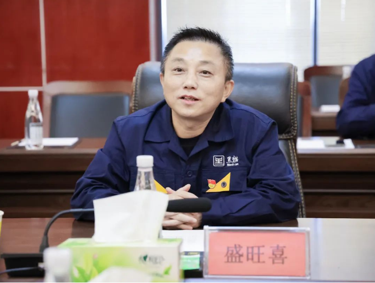 座談會上，盛旺喜對清徐縣政府及山西亞鑫能源集團一行的到來表示熱烈歡迎，并對清徐縣委、縣政府及經(jīng)濟開發(fā)區(qū)對太原黑貓的關(guān)心表示感謝。他強調(diào)了集團導(dǎo)電、橡膠等前端性化工制造的發(fā)展方向，并希望雙方未來能夠進一步加強合作，充分發(fā)揮資源優(yōu)勢互補，為企業(yè)的全方位、前瞻性發(fā)展謀劃好戰(zhàn)略，布局好發(fā)展。