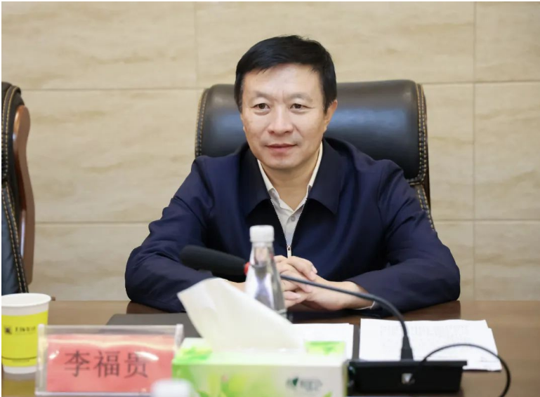 李福貴表示，亞鑫能源集團與太原黑貓作為清徐經(jīng)濟開發(fā)區(qū)的重點規(guī)上企業(yè)，對當?shù)亟?jīng)濟發(fā)展做出了積極貢獻。他表示，清徐經(jīng)濟開發(fā)區(qū)將積極構(gòu)建合作平臺，優(yōu)化營商環(huán)境，全力支持雙方的合作發(fā)展。他希望雙方在更廣泛、更高水平、更深層次上進行互動交流，推動炭黑產(chǎn)業(yè)的“延鏈補鏈強鏈”，為清徐經(jīng)濟發(fā)展注入新動力。