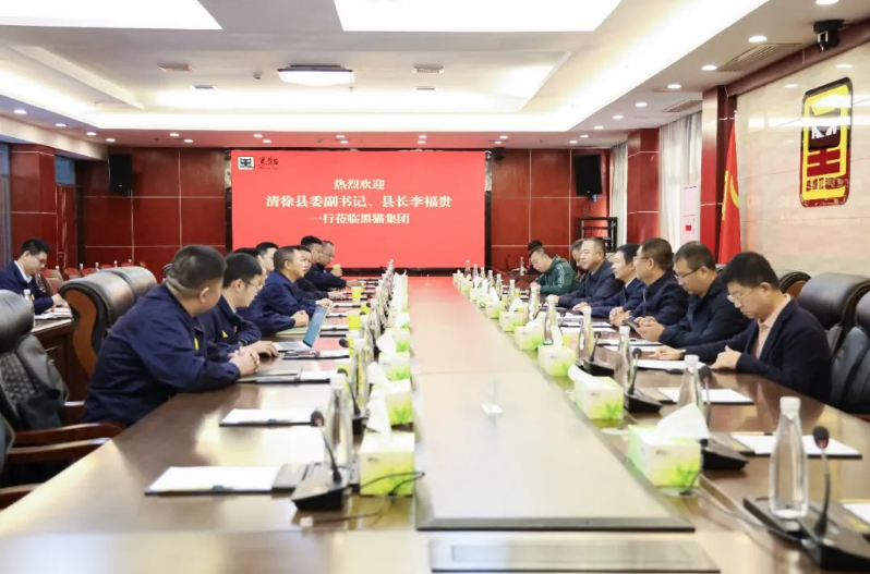 賈永明介紹了亞鑫能源集團的基本情況，并表示與太原黑貓多年來已經(jīng)建立了深厚的合作基礎(chǔ)。他希望雙方能夠持續(xù)深化戰(zhàn)略合作關(guān)系，進一步發(fā)揮資源共享的優(yōu)勢，在高端化、智能化、綠色化、集成化精細化工、尖端產(chǎn)品和先進技術(shù)等領(lǐng)域找到更多合作切入點，促進雙方實現(xiàn)跨越式發(fā)展。雙方在座談會上還就其他方面的合作進行了深入交流。