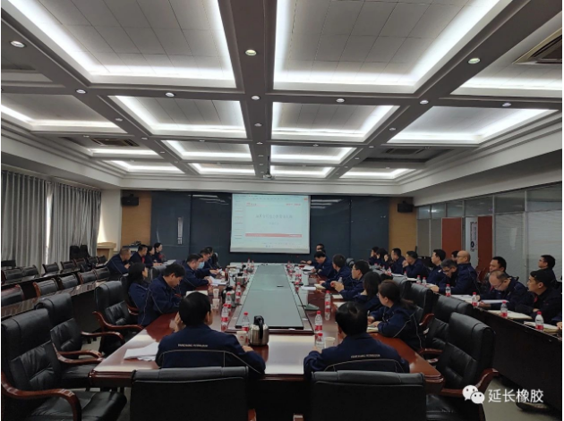 陜西延長(zhǎng)石油集團(tuán)橡膠有限公司于11月14日召開了經(jīng)營分析復(fù)盤會(huì)，會(huì)議由該公司董事長(zhǎng)兼總經(jīng)理張航偉主持，西橡公司副總經(jīng)理賀莉莉、延橡公司領(lǐng)導(dǎo)班子成員，以及財(cái)務(wù)專家、技術(shù)專家和各中心、各部門負(fù)責(zé)人參加會(huì)議。