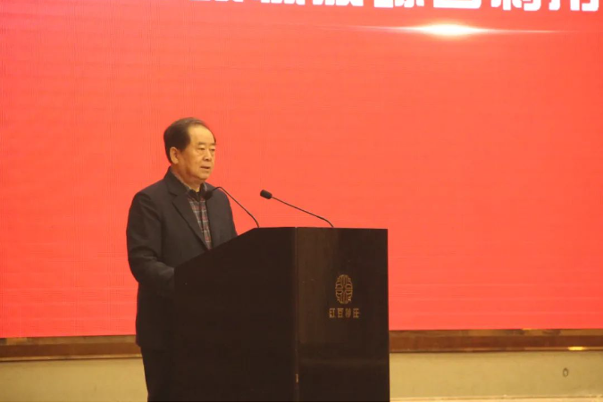  中橡協(xié)廢橡膠綜合利用分會(huì)理事長(zhǎng)呂務(wù)民在開場(chǎng)致辭中，基于廢橡膠綜合利用行業(yè)現(xiàn)狀，以“加快轉(zhuǎn)型升級(jí)實(shí)踐高質(zhì)量發(fā)展”為主題，提出了化解原材料壓力、樹立品牌意識(shí)、加快綠色轉(zhuǎn)型、加強(qiáng)溝通穩(wěn)定市場(chǎng)等方面的建議。