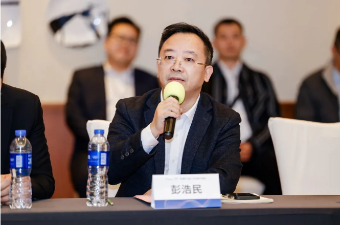 彭浩民表示，近年來，隨著國家環(huán)保政策的不斷升級和“雙碳”戰(zhàn)略的推進，粉末涂料的發(fā)展空間顯著擴大。然而，國內(nèi)粉末涂料企業(yè)眾多，產(chǎn)能過剩、同質(zhì)化嚴重、研發(fā)不足等問題也制約了行業(yè)的發(fā)展。彭浩民呼吁借助買化塑峰會平臺，與在座各位行業(yè)精英共同探討未來的發(fā)展方向，推動粉末涂料行業(yè)良性可持續(xù)發(fā)展。
