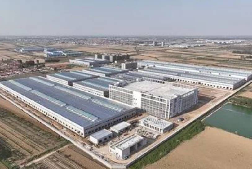 近期，青島東橡科技新材料項(xiàng)目二期的建設(shè)現(xiàn)場熱火朝天，隨著冬日的降臨，工人們緊鑼密鼓地進(jìn)行內(nèi)部裝修、設(shè)備安裝調(diào)試以及廠區(qū)硬化等工程，呈現(xiàn)出一派繁忙的景象。