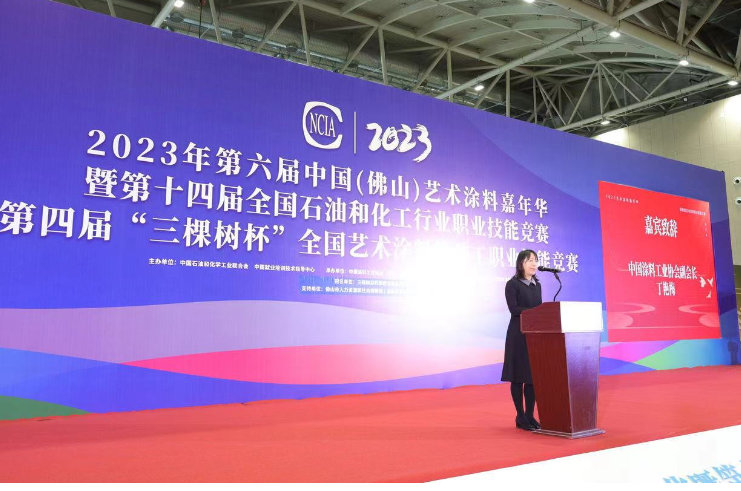 丁副會長在發(fā)言中強(qiáng)調(diào)，改革開發(fā)40多年來，我國涂料行業(yè)取得了令人矚目的發(fā)展成就，涂料產(chǎn)量多年來一直居世界之首。由涂料大國向涂料強(qiáng)國的轉(zhuǎn)變是每位涂料從業(yè)者心中的期盼。關(guān)鍵在于我們涂科人才隊(duì)伍的建設(shè)。為全面貫徹黨的二十大提出的“深入實(shí)施人才強(qiáng)國戰(zhàn)略，大力弘揚(yáng)勞模精神、勞動精神、工匠精神”的要求，加快培養(yǎng)和選拔高技能人才至關(guān)重要。